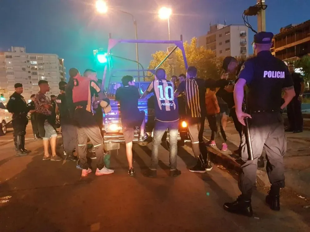 Hinchas de Peñarol fueron detenidos en 8 de Octubre y Centenario.