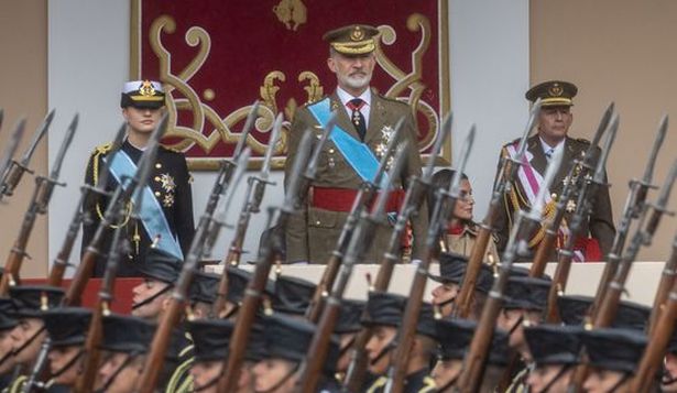 El rey Felipe VI y la princesa Leonor durante el acto solemne de homenaje a la Bandera Nacional y desfile militar por el 12 de octubre. EUROPA PRESS.
