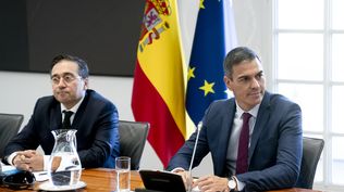 El ministro Albares, junto a Pedro Sánchez.