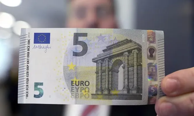 Presentación del nuevo billete de 5 euros, en Duesseldorf, Alemania