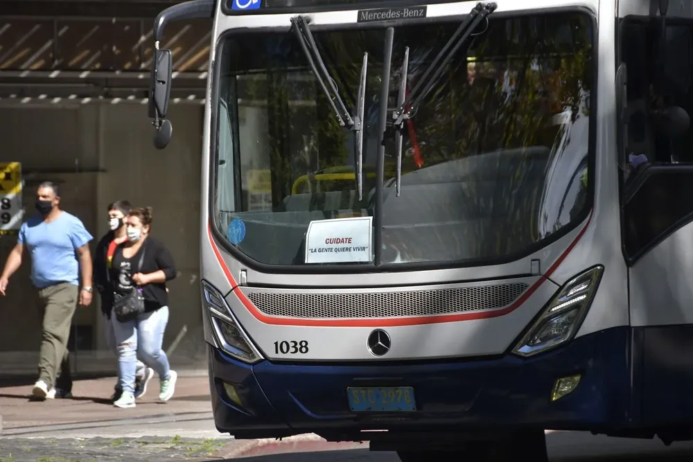 ¿De qué manera los autos obstaculizan al transporte colectivo?