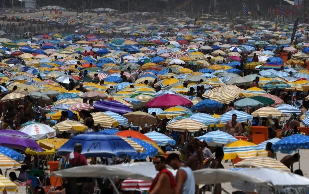 Miles de personas fueron a la playa de Ipanema en Rio porque las temperaturas alcanzaron los 40º