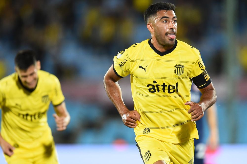 Maximiliano Olivera celebra su gol, que le dio la victoria a Peñarol contra Albion