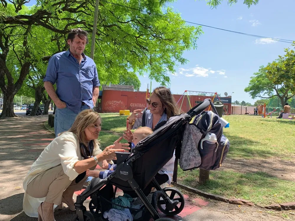 Beatriz Argimón junto a su nieto Juan Felipe, su hija Belén y su marido Jorge Fernández