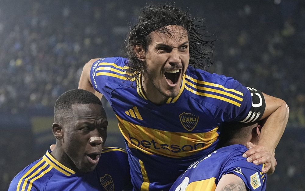 Edinson Cavani festeja la victoria de Boca Juniors ante Estudiantes por el Torneo Apertura argentino Edinson Cavani festeja la victoria de Boca Juniors ante Estudiantes por el Torneo Apertura argentino
