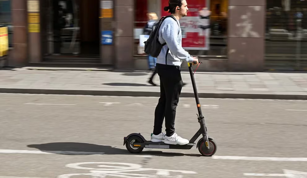 Polémica en Madrid: Almeida prohíbe el alquiler de patinetes eléctricos al revocarle el permiso a las tres concesionarias