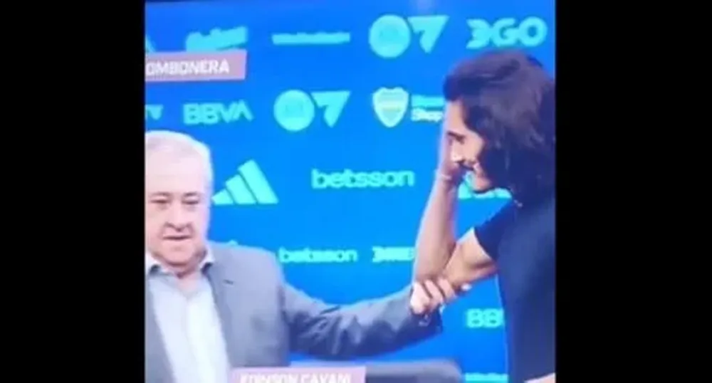 Edinson Cavani ya tiene su primera polémica en Boca Juniors por un gesto con el presidente del club, Jorge Amor Ameal