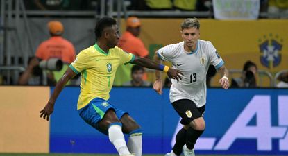 Vinícius Jr. de Brasil ante Guillermo Varela de la selección de Uruguay