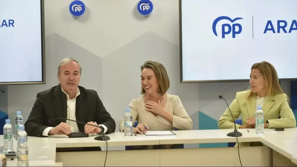 La secretaria general del PP, Cuca Gamarra, entre el presidente del Aragón, Jorge Azcón, y la vicesecretaria nacional de Igualdad y Conciliación, Ana Alós, este jueves durante una reunión del Comité de Dirección autonómico