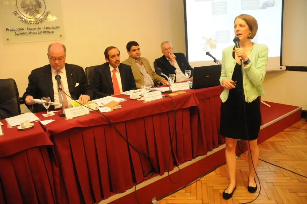 La secretaria de la FLI, Elisabeth van Delden hace la presentación sobre lanas en la CMPP