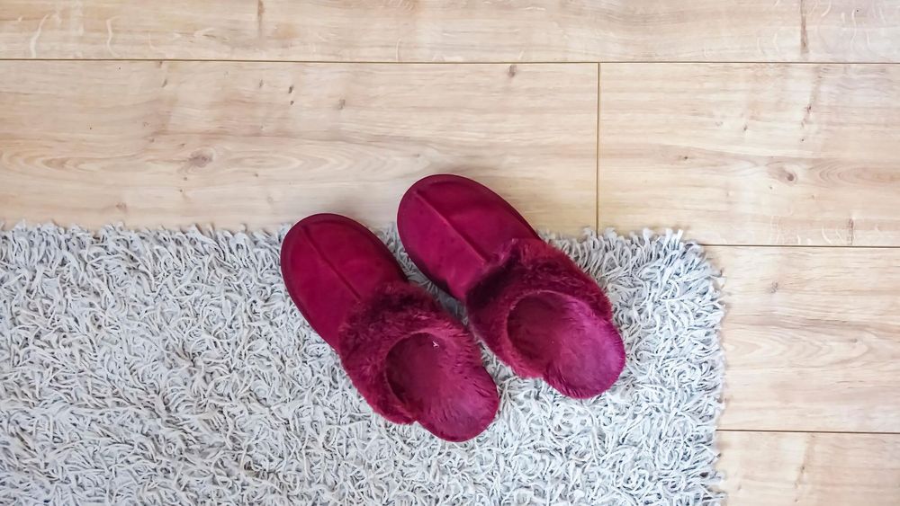 En la casa puedes andar descalzo o con zapatos que solo usas dentro.