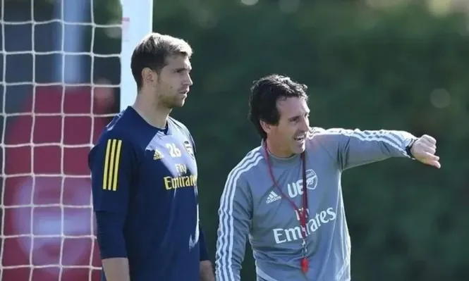 Unai Emery y el Dibu Martínez