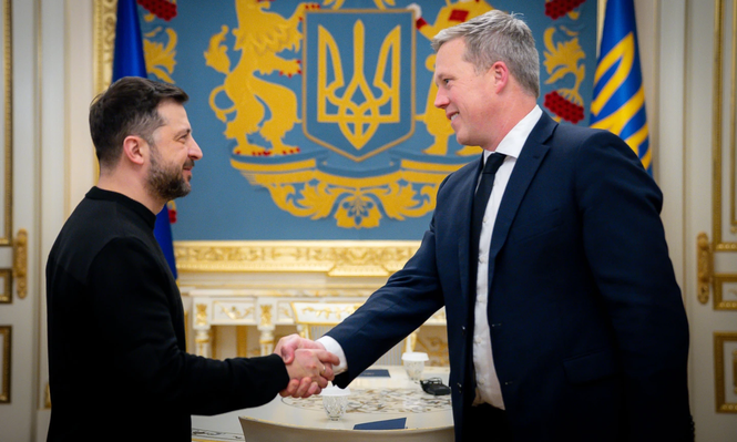 El secretario del Ejército de EEUU, Dan Driscoll, junto al presidente de Ucrania, Volodimir Zelenski.&nbsp;