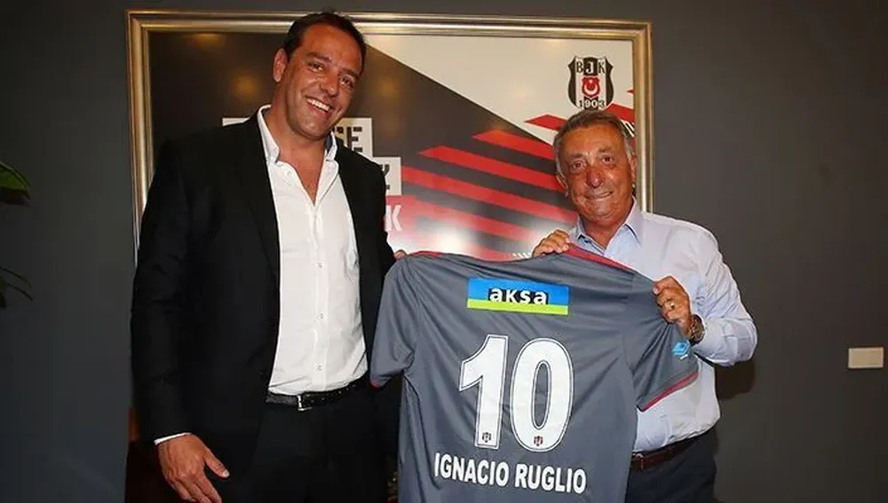 Ruglio con el presidente de Besiktas, Ahmet Nur Çebi