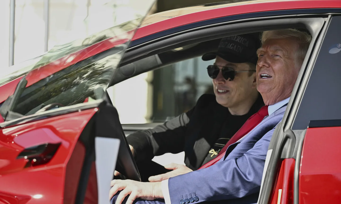 Donald Trump y Elon Musk en un auto Tesla. AP