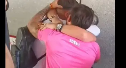 El abrazo de Giovanni González con su familia