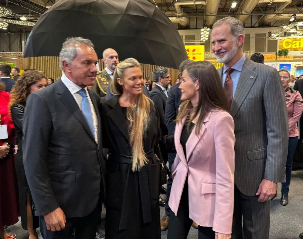 Daniel Scioli junto al Rey Felipe VI y la Reina Letizia, en el stand de Argentina en Fitur 2025 Madrid.