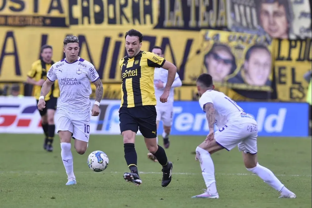 Peñarol recibe a los violetas en su estadio