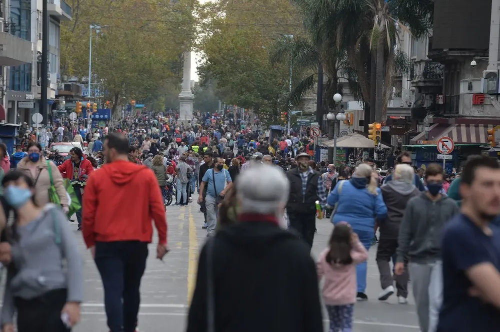 Archivo: Avenida 18 de Julio como peatonal