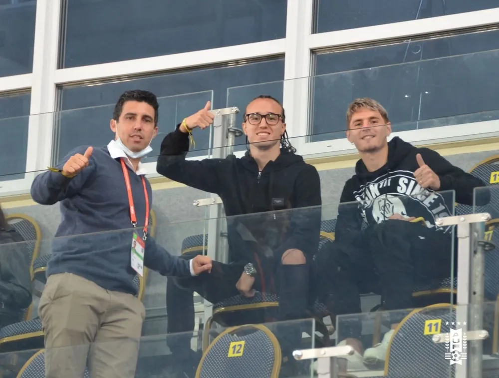 Pérez, Laxalt y Varela en la tribuna