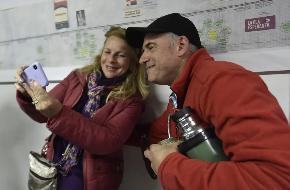 El intendente de Canelones, Yamandú Orsi, se saca una selfie en un comité