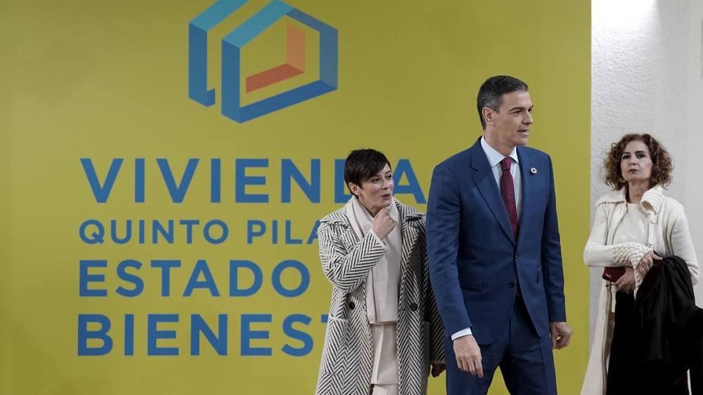 La ministra de Vivienda y Agenda Urbana, Isabel Rodríguez, el presidente Pedro Sánchez y la ministra de Hacienda, María Jesús Montero.