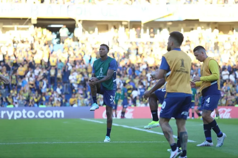 Abel Hernández durante el calentamiento previo al partido Rosario Central vs Peñarol