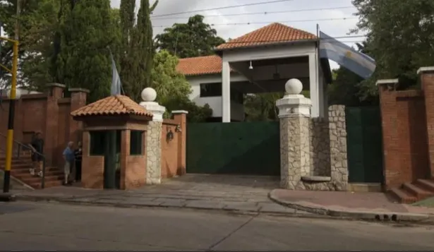 La entrada de la Quinta presidencial de Olivos, sobre la calle Villate, testigo de las presuntas golpizas de Alberto Fernández contra Fabiola Yáñez&nbsp;