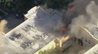 Impresionante incendio en Miami y un hombre baleado: La Policía investiga la conexión entre los hechos