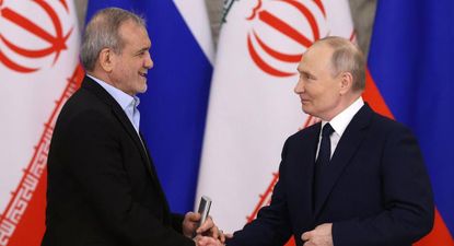 Putin y el presidente iraní, Masoud Pezeshkian, en Moscú en 2025.
