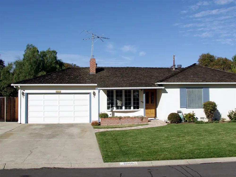 Apple comenzó en 1976 en el garaje de los padres de Steve Jobs,en su casa de California donde Jobs, Steve Wozniak y Ronald Wayne comenzaron su largo recorrido.