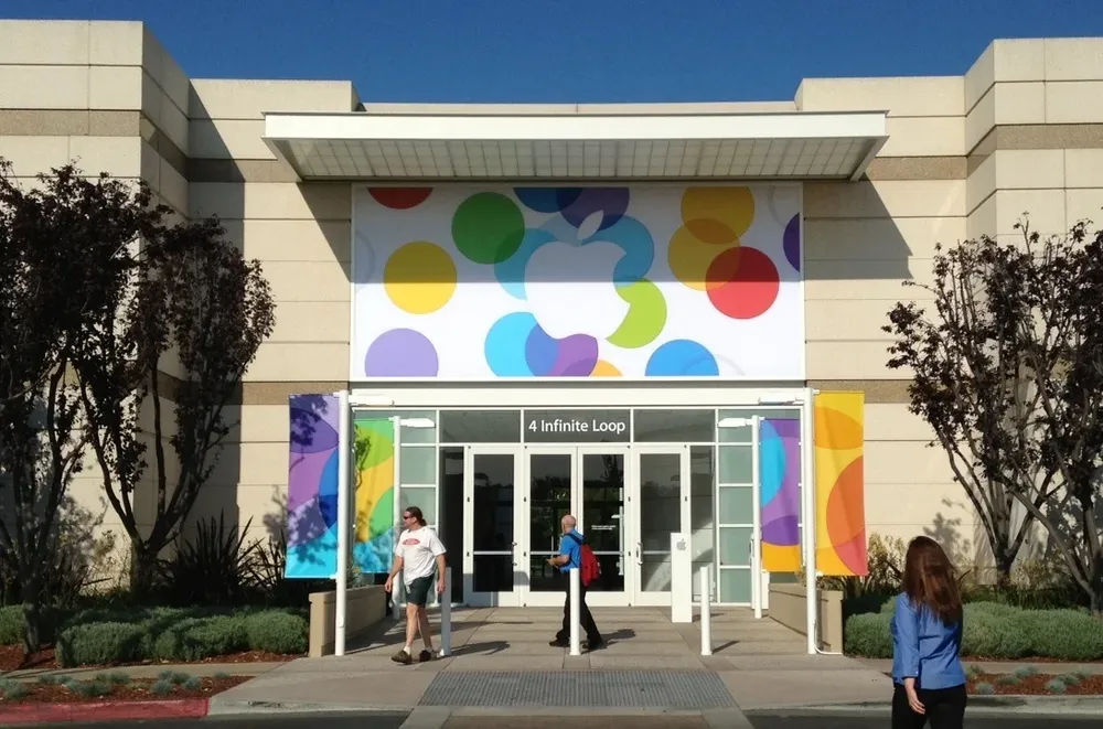 Banners promocionales en el campus de Apple en Cupertino