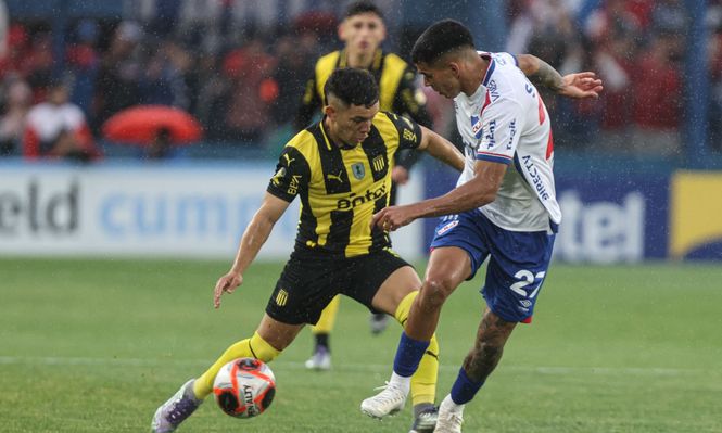 Leonardo Fernández de Peñarol ante Diego Romero de Nacional por la final de la Liga AUF Uruguaya