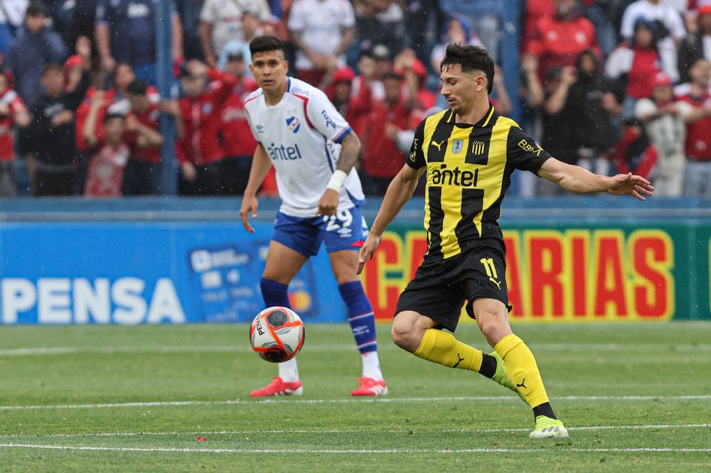 Maximiliano Silvera de Peñarol ante Nacional por la final de la Liga AUF Uruguaya