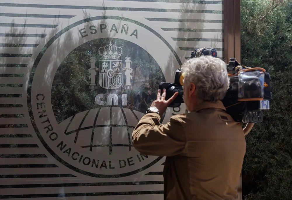 Un camarógrafo frente a la entrada del Centro Nacional de Inteligencia (CNI)