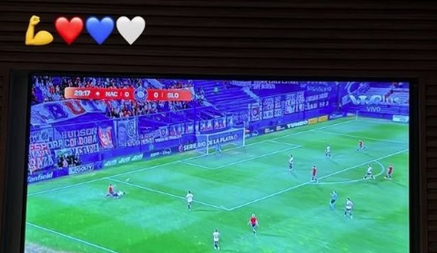 La foto de Kike Olivera viendo a Nacional vs San Lorenzo