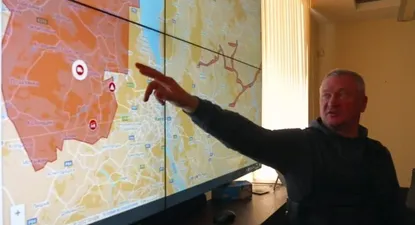 El general Sergiy Knyazev rastrea el movimiento militar de Rusia hacia Kiev en una gran pantalla interactiva en la base del ejército.