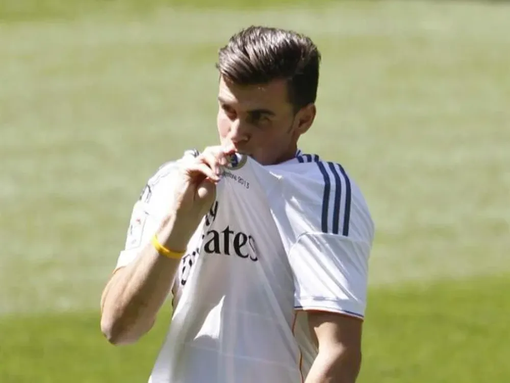 Bale besa el escudo de Real Madrid