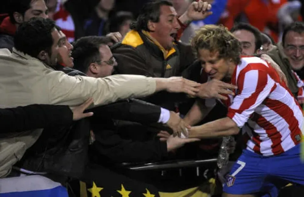Forlán festejó su tanto con los hinchas y cerca de la bandera de Peñarol