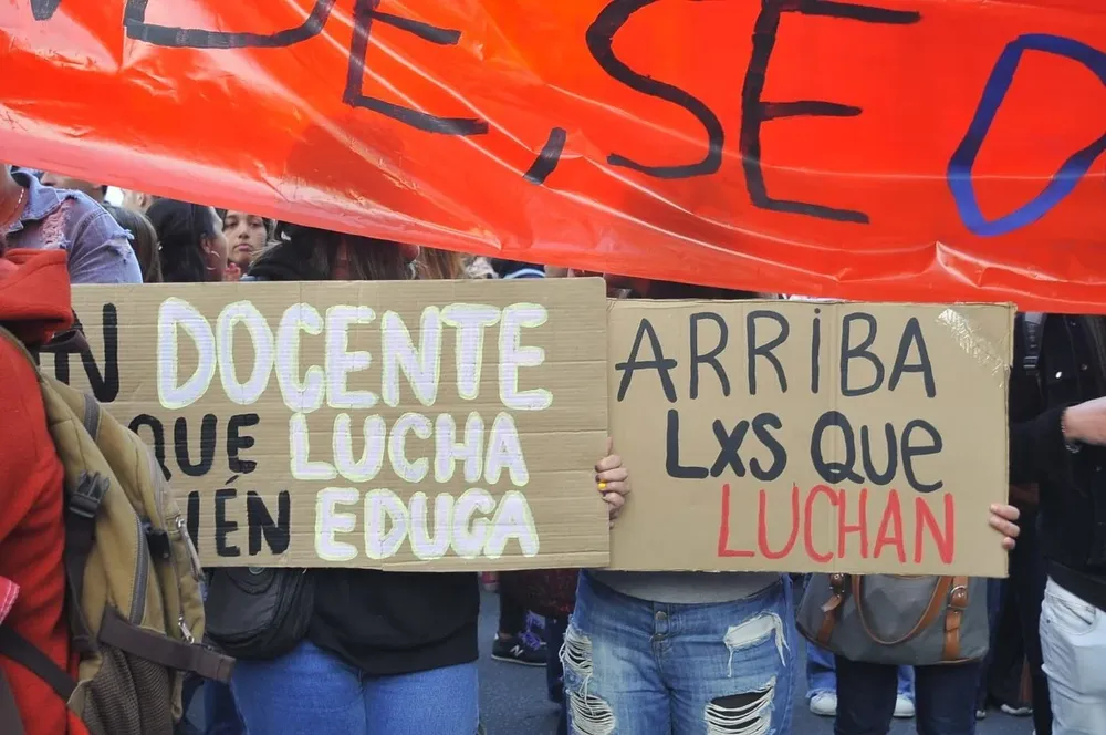 Movilización de estudiantes y docentes por reforma educativa que busca implementar ANEP