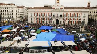 Cientos de acampados en la Puerta del Sol convocados por el Sindicato de Inquilinas se preparan este domingo para dormir una segunda noche, y las que hagan falta, en tiendas de campaña, hasta que el Gobierno apruebe el real decreto Maricarmen que debe incluir, entre otras medidas, contratos indefinidos de alquiler.