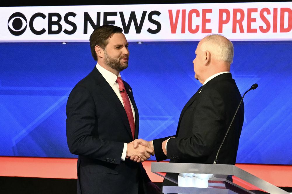 Vance y Walz se dieron la mano al inicio del debate Vance y Walz se dieron la mano al inicio del debate