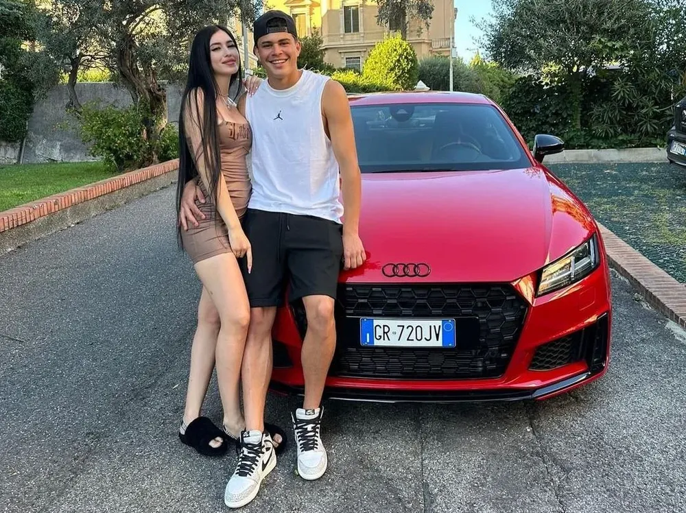 Maturro, su novia y el auto nuevo