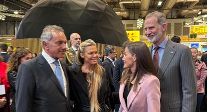 Daniel Scioli junto al Rey Felipe VI y la Reina Letizia, en el stand de Argentina en Fitur 2025 Madrid.