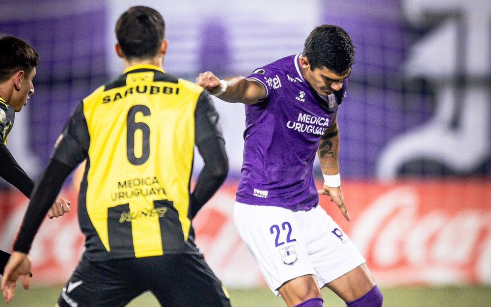 Alfonso Barco marcado por Ignacio Sosa y Rodrigo Pérez en Defensor Sporting vs Peñarol Alfonso Barco marcado por Ignacio Sosa y Rodrigo Pérez en Defensor Sporting vs Peñarol