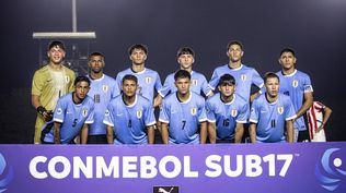 El equipo titular de la selección uruguaya sub 17 que enfrenta a Paraguay en la segunda fecha del Sudamericano. Parados de izquierda a derecha: Luis Machín, Thiago Brizuela, Ezequiel Fernández, Ramiro García, Gabriel Da Silva y Thiago Mora. Agachados: Pablo Barreiro, Anderson Luz, Nicolás Scotti, Dante Rodella, Facundo Saldaña.&nbsp;