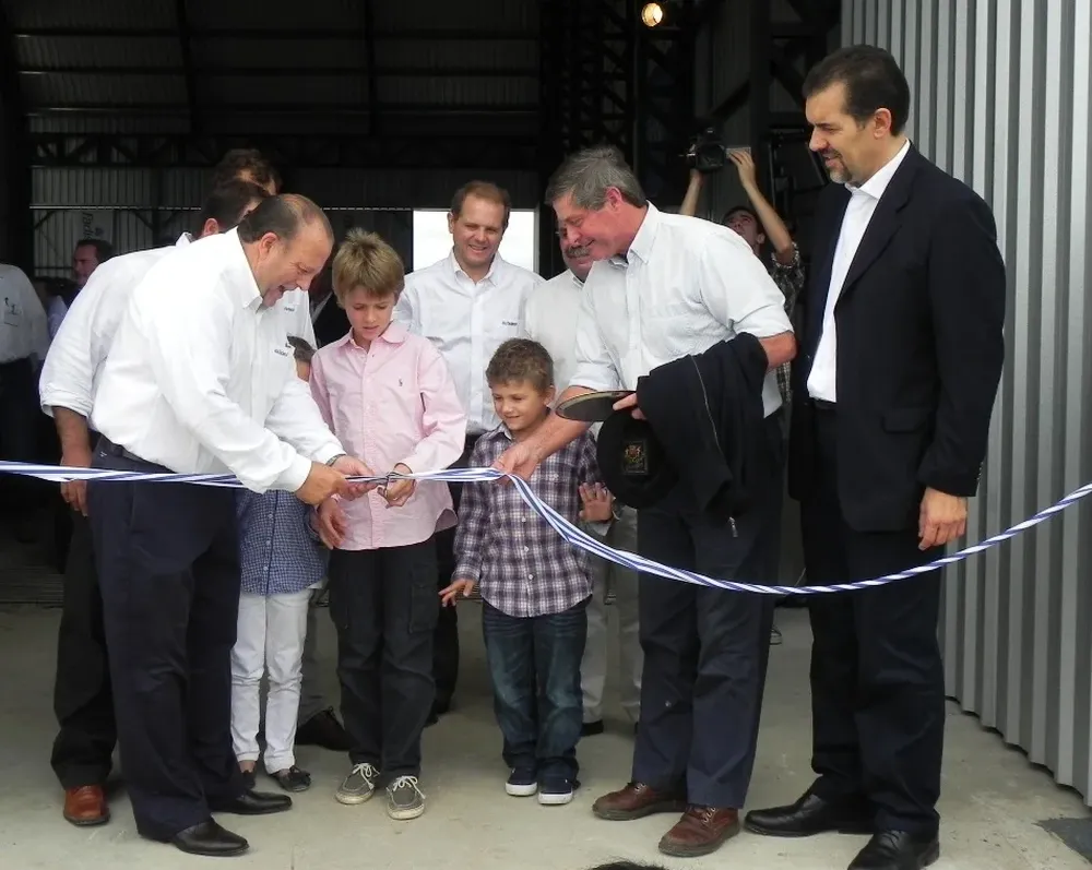 Las tres generaciones de la familia Foderé inauguraron la planta