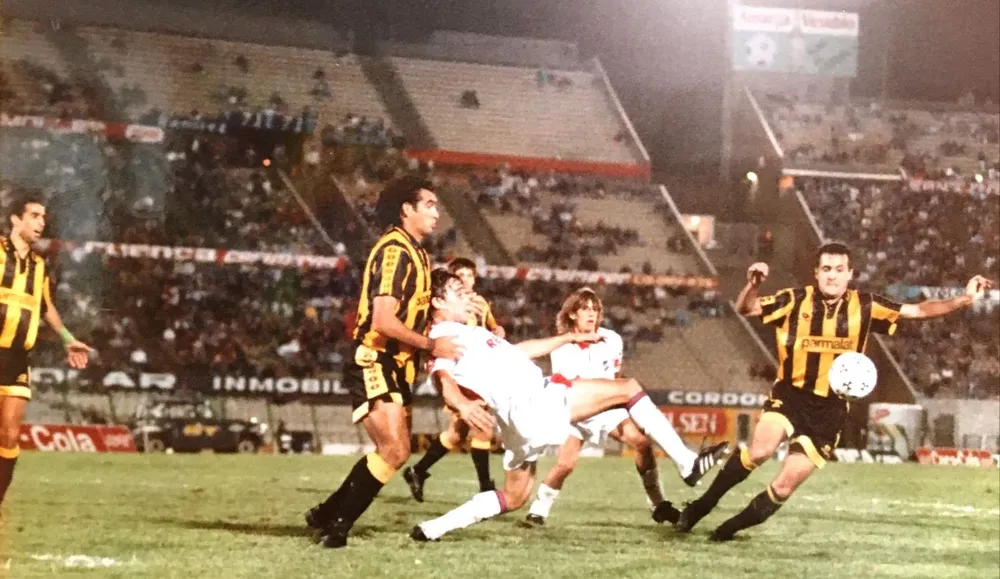 Robert Lima disputando un clásico contra Nacional en una liguilla