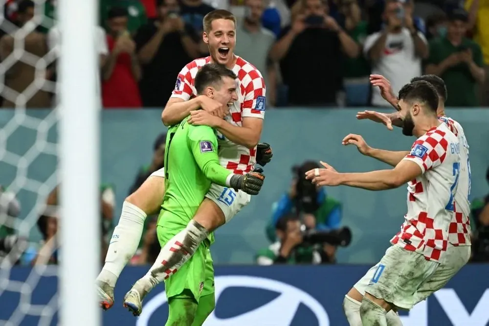 Los jugadores de Croacia festejan con su arquero Dominik Livakovic que atajó tres penales