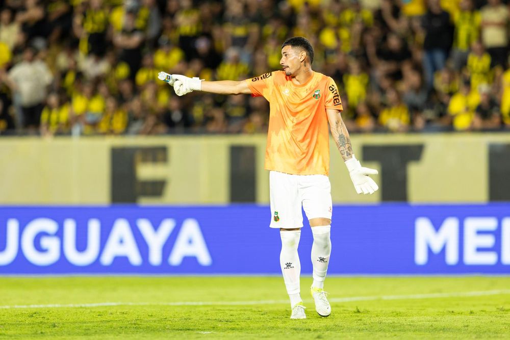 Diego Segovia, golero de Deportivo Maldonado, con una botella que le tiró la hinchada de Peñarol